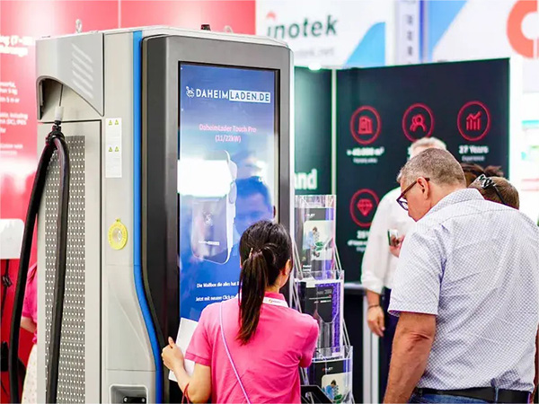 El cargador r&aacute;pido de CC Injet Ampax nivel 3 electrifica el Power2Drive con velocidad e innovaci&oacute;n